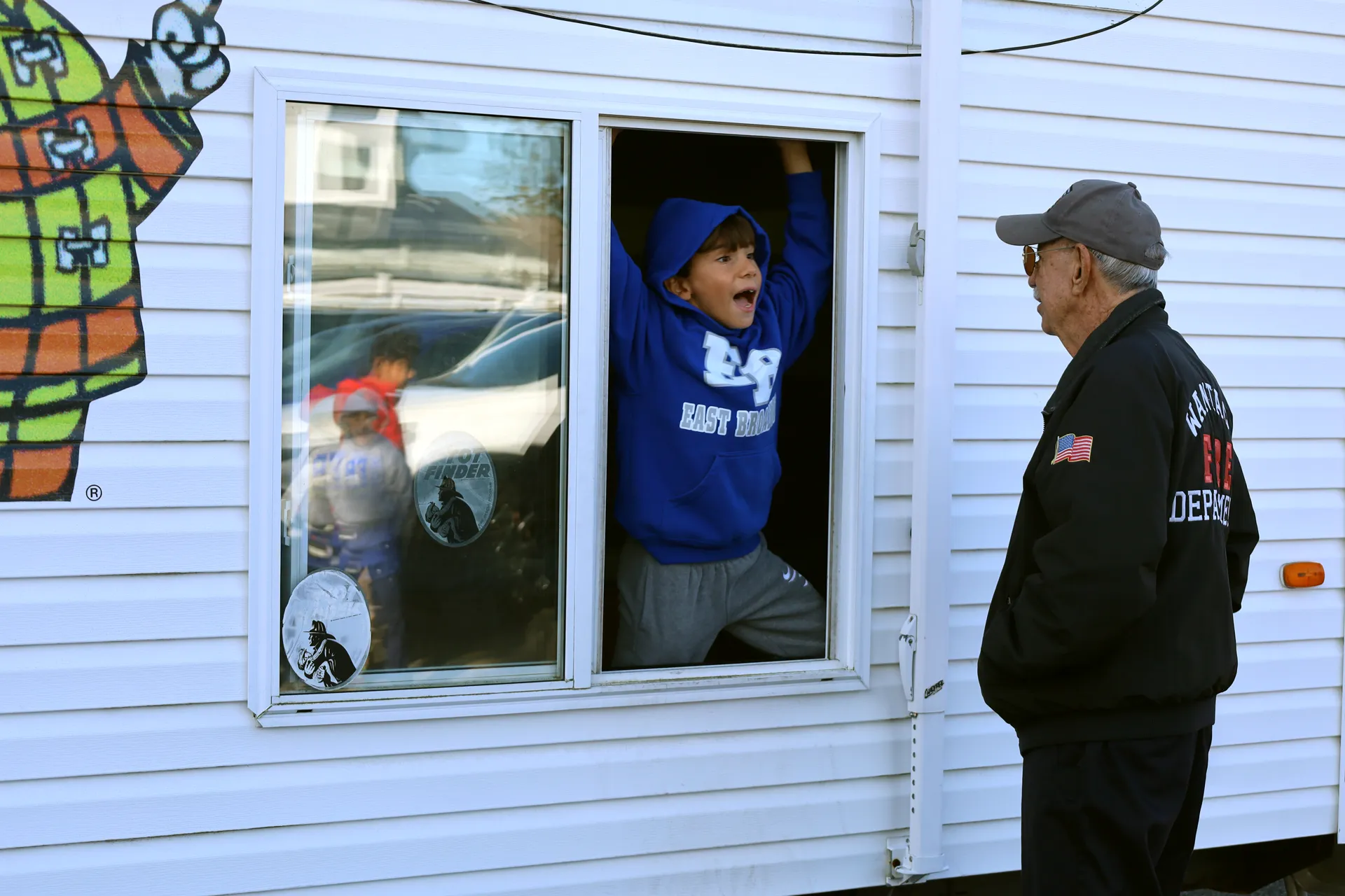 At the smokehouse's window, students shouted for help. At the smokehouse's window, students shouted for help.